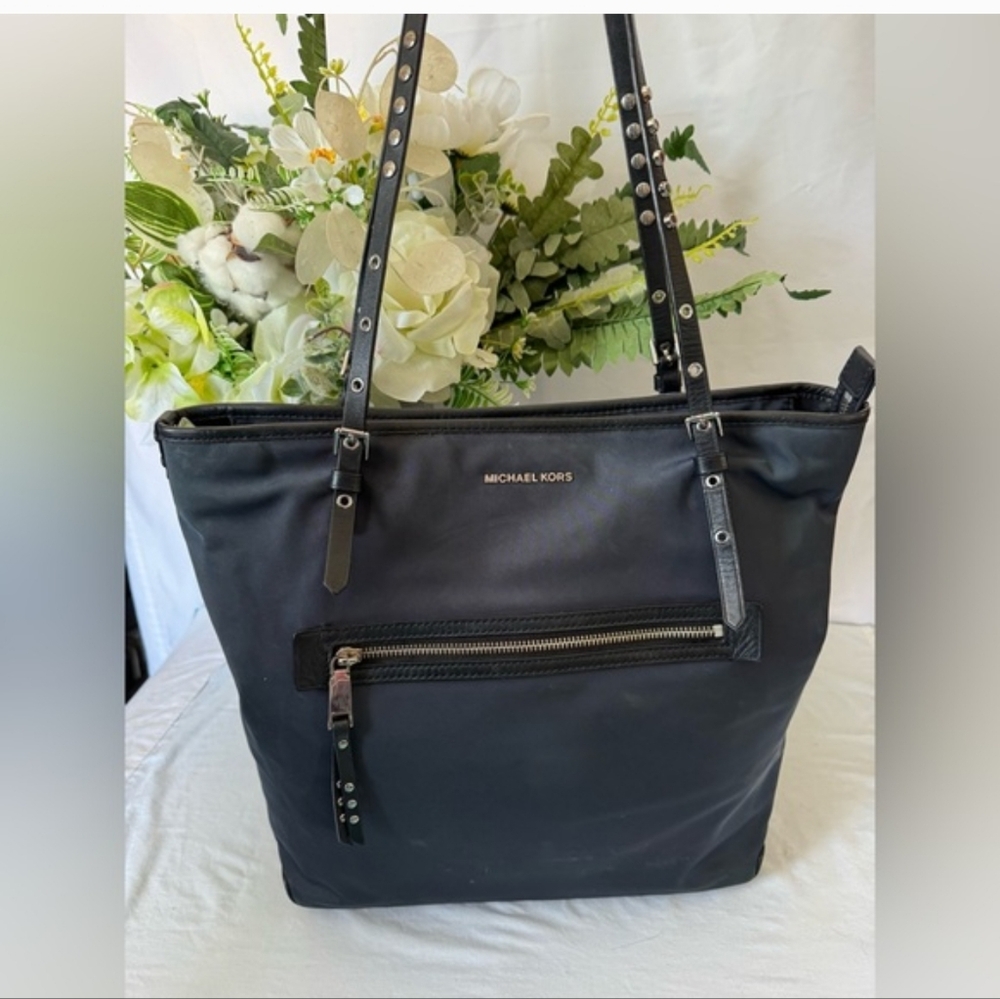 Michael Kors Leila Admiral Oversized Navy Blue Tote